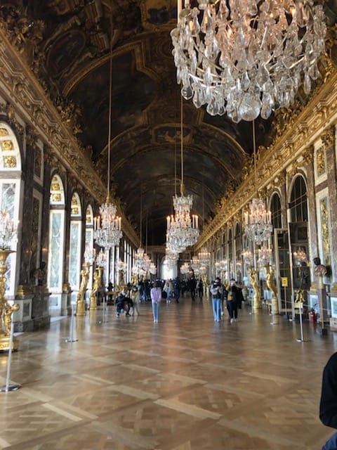 photo de la galerie des glaces du château de versailles